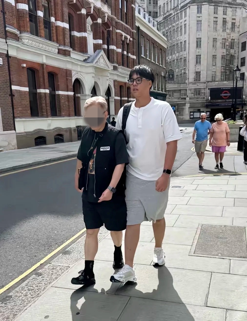 近日有網民在英國倫敦白金漢宮附近,偶遇李嘉欣的兒子許建彤(Jayden)。