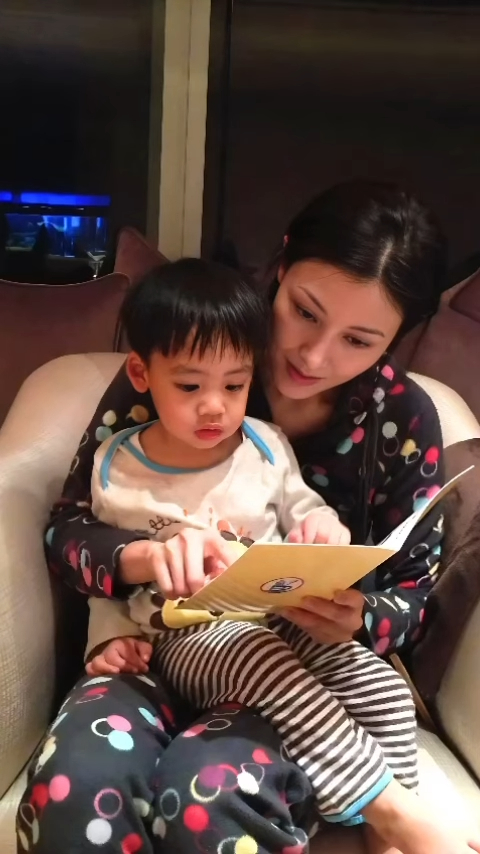 李嘉欣享受陪伴兒子看書講故事的親子時光。