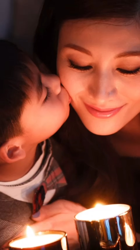 Jayden與媽媽李嘉欣感情親密。