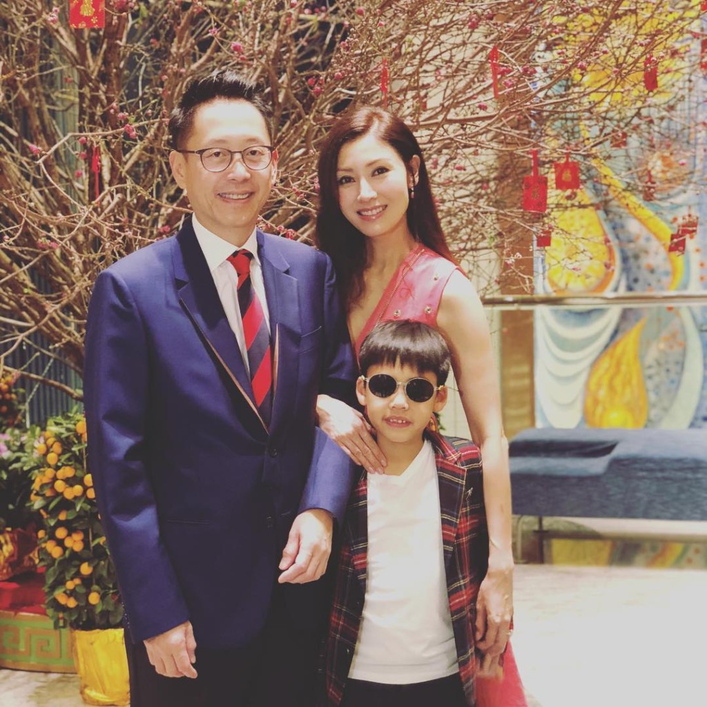 李嘉欣組織三口之家,生活幸福美滿。