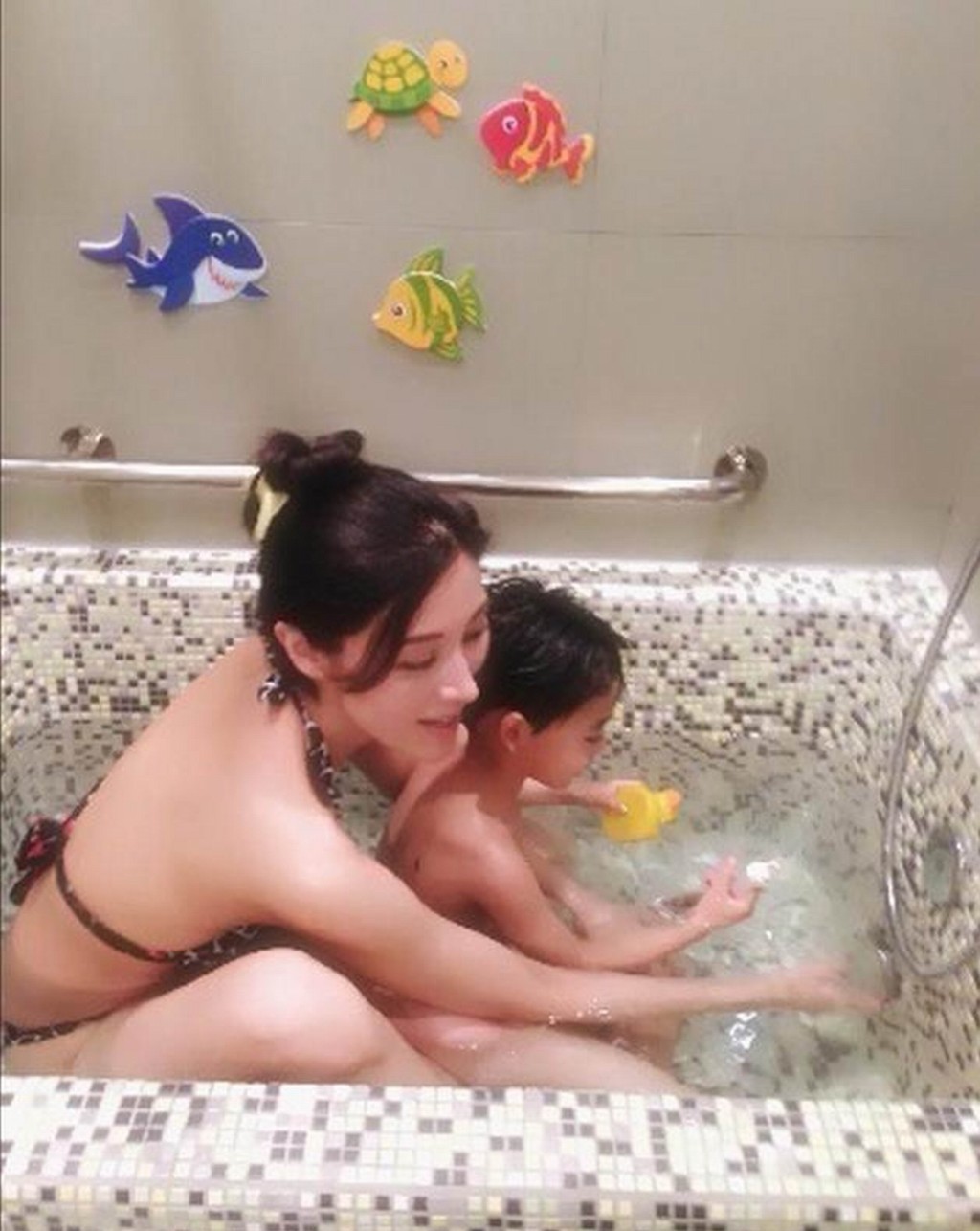 李嘉欣過去分享與兒子Jayden的共浴照曾引起討論。