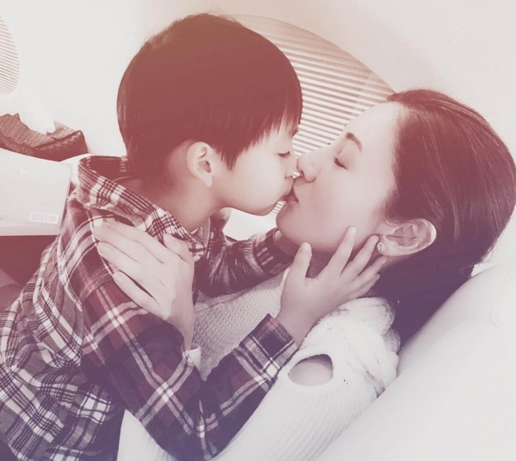 李嘉欣曾上傳與兒子Jayden嘴對嘴親吻的照片,網民反應不一。