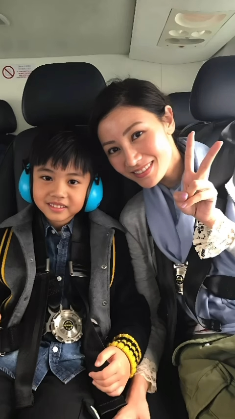 李嘉欣有子萬事足,享受母親的角色。