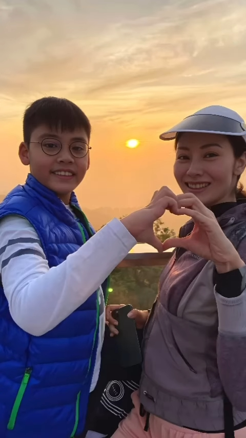 李嘉欣與兒子Jayden一同做心形手勢,欣賞日落。