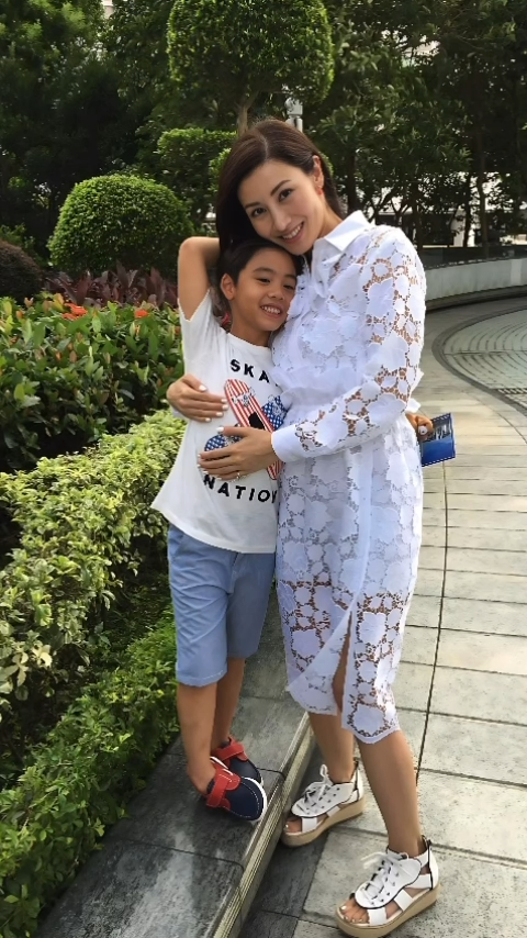 李嘉欣樂於分享與兒子的生活合照。