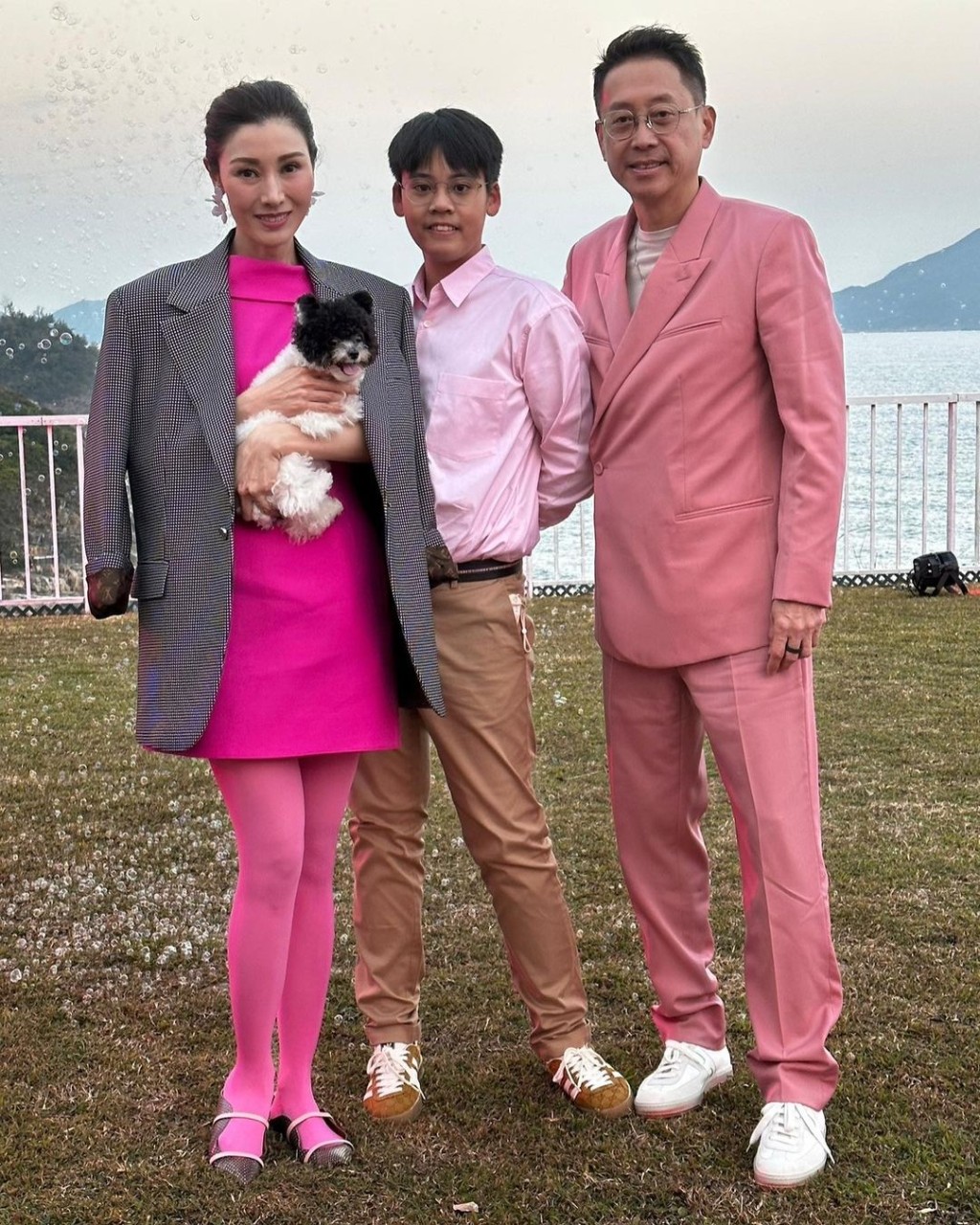 他們一家曾一同穿上粉紅色服裝示人。