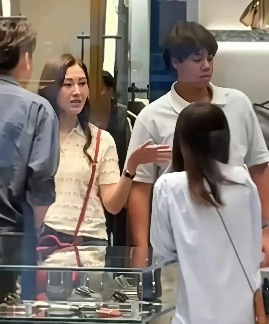 李嘉欣與兒子一起逛名店。