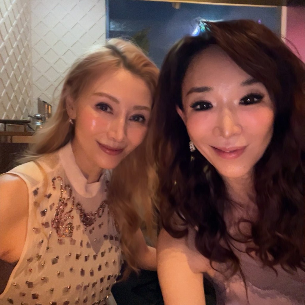 李嘉欣早前與友人預祝母親節,網民稱讚她肌膚緊緻。