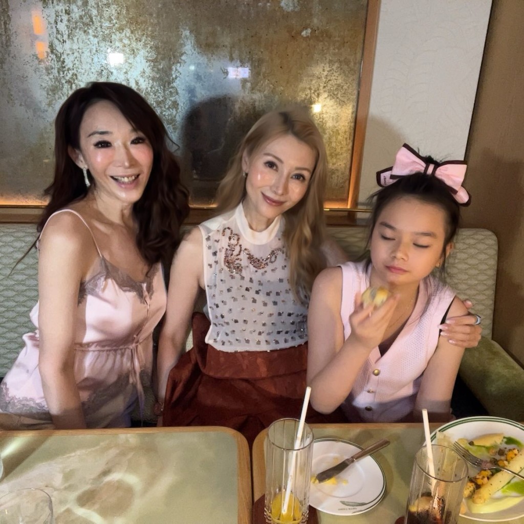 兒子不在身邊時,李嘉欣改為攬實友人的女兒,展現母愛。