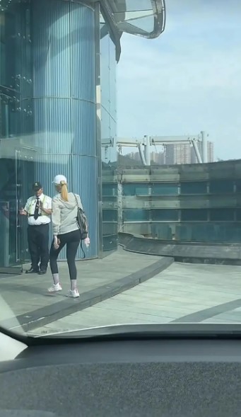 李嘉欣面對豪宅保安員時,禮貌地點頭示意。