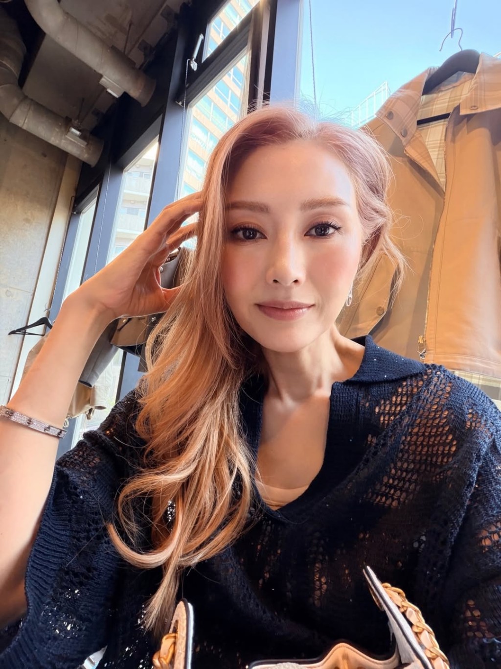 李嘉欣早前在IG更新近況,一頭金髮造型引人注目。
