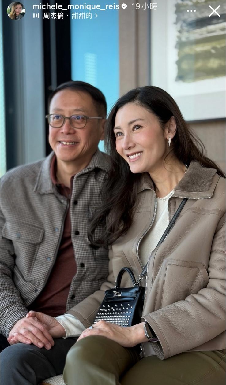 李嘉欣曾在IG分享與許晉亨的情人節合照,兩人穿著同色系服裝手牽手,恩愛如昔。