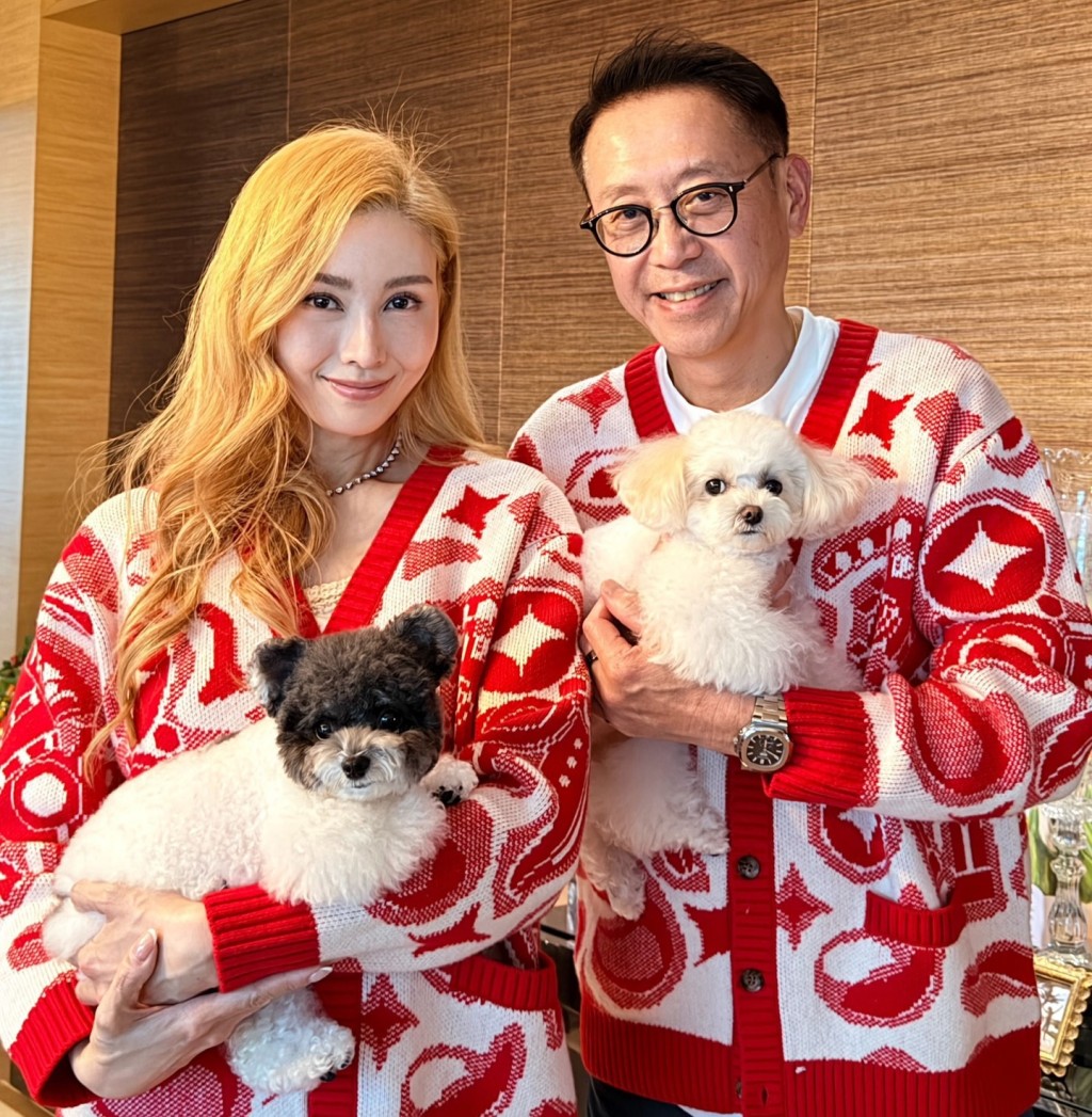 李嘉欣與許晉亨穿著情侶裝,恩愛地向粉絲拜年。