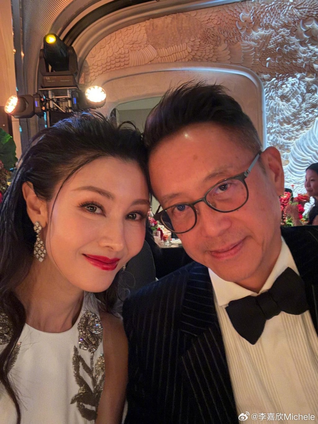 李嘉欣亦貼出與丈夫頭貼頭的自拍照,表現恩愛。