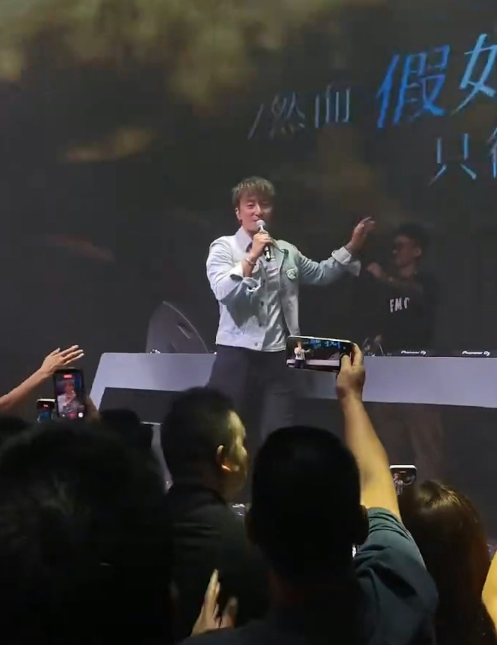 網上流傳方力申在台上獻唱時，面色突然轉變的片段。