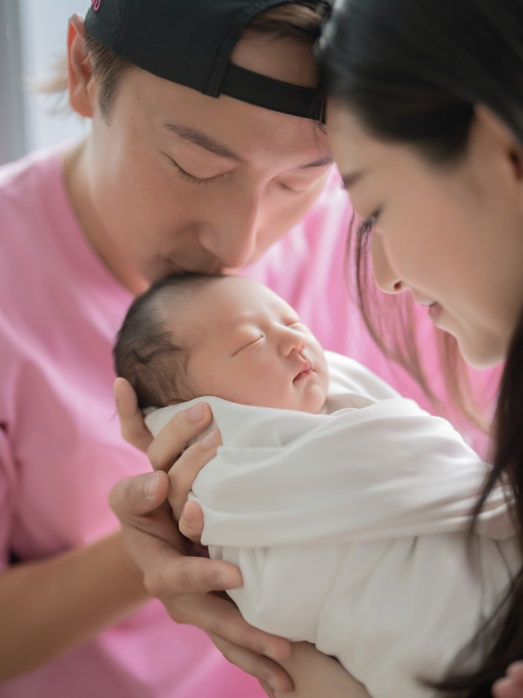 新手爸爸方力申在女兒Isla出生後分享全家福。