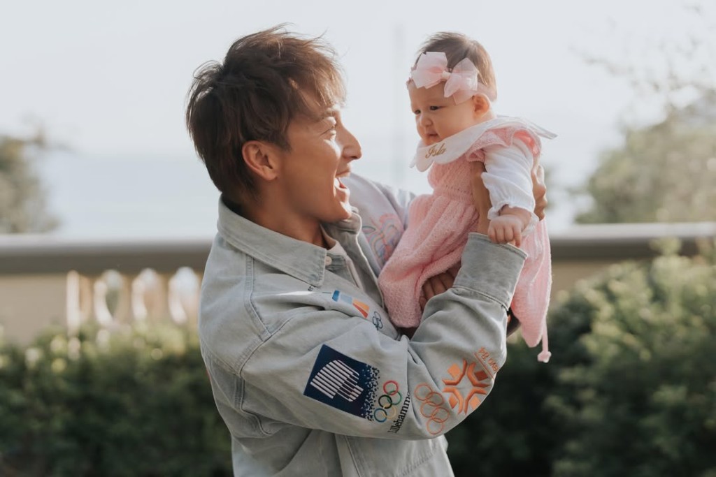 方力申享受擁有女兒的幸福。