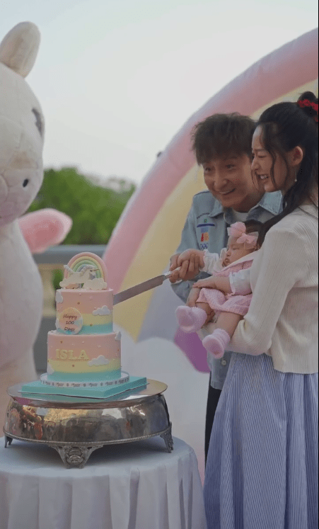 方力申的女兒在睡夢中參與切蛋糕環節。