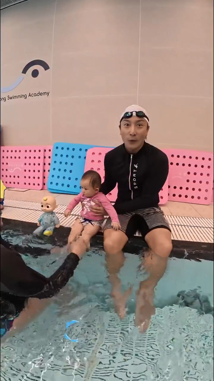 方力申近日在IG分享影片，記錄指導女兒首次下水的過程。