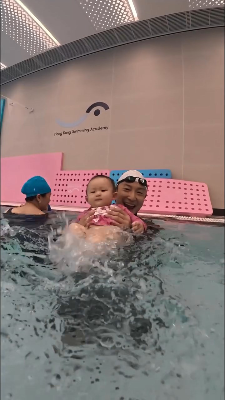 Isla在爸爸方力申懷中嘗試踢水。