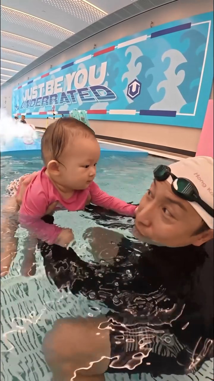 Isla與爸爸方力申在水中互動。