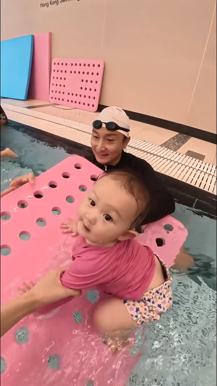 方力申的女兒在爸爸陪伴下逐漸放鬆。