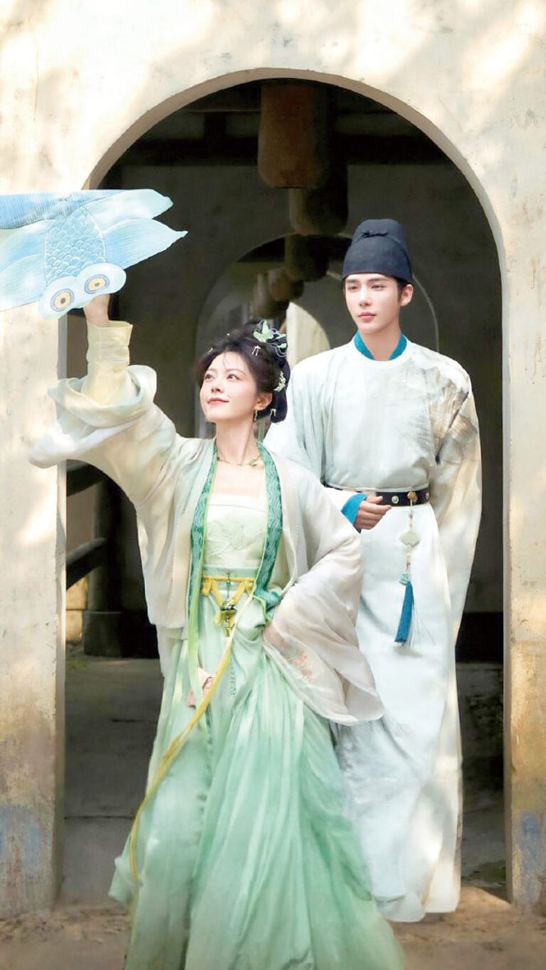 趙今麥（左）、王安宇 .c2.c3 ■趙今麥躺在王安宇懷裏。網上圖片