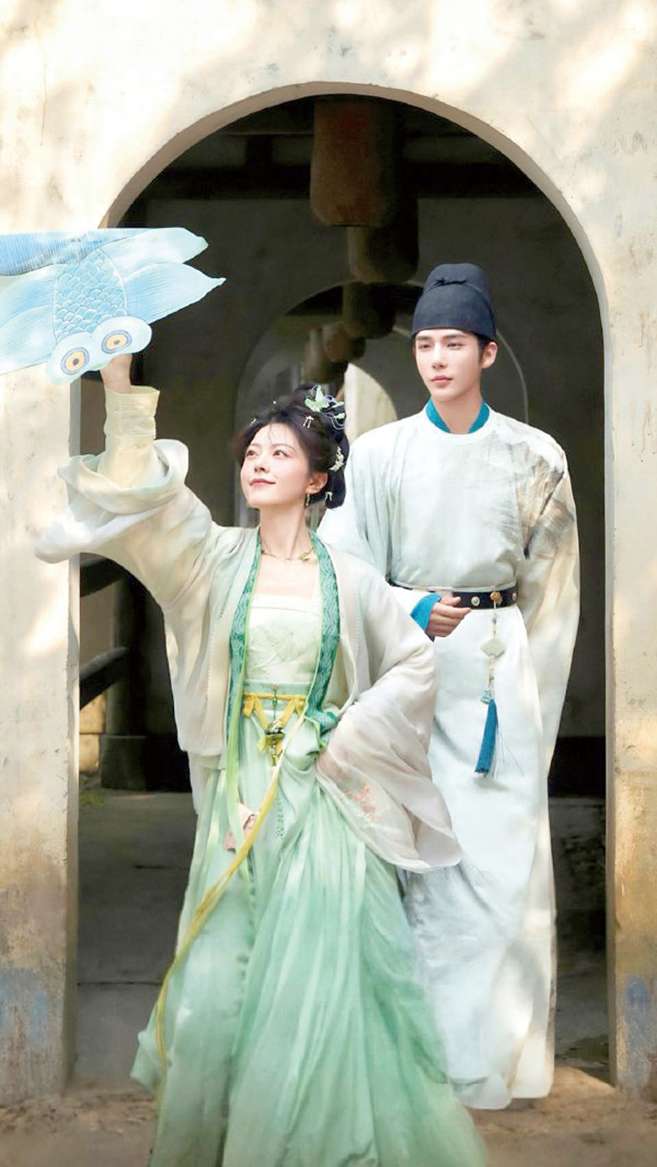 趙今麥（左）、王安宇 .c2.c3 ■趙今麥躺在王安宇懷裏。網上圖片