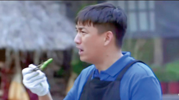 黃磊試吃尚未完全煮熟的豆角。網上圖片