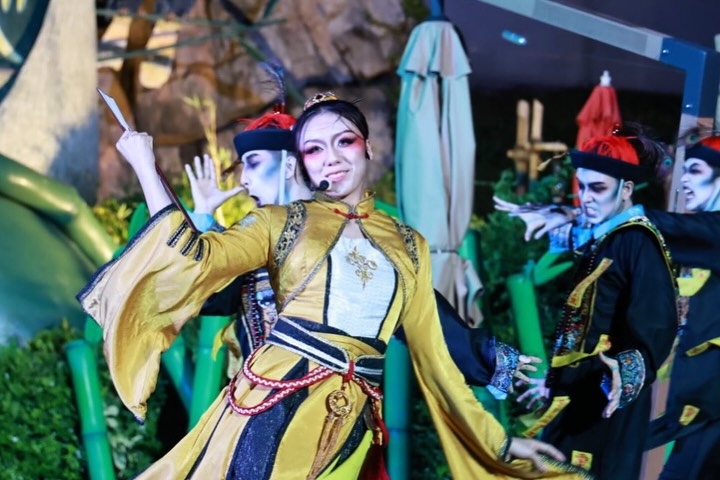袁絲珩身穿黃黑殭屍服飾揮動符咒熱舞,眼神投入且毫無包袱。
