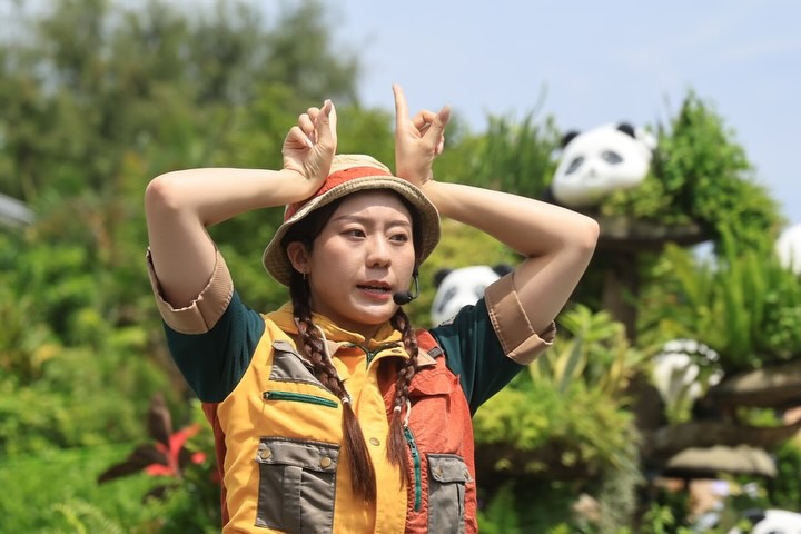 袁絲珩戴上漁夫帽、紮起雙辮扮演熱帶探險家,並做出可愛手勢。