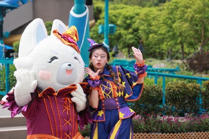 袁絲珩戴上巫師帽與吉祥物互動,嘟嘴表情展現親和力。