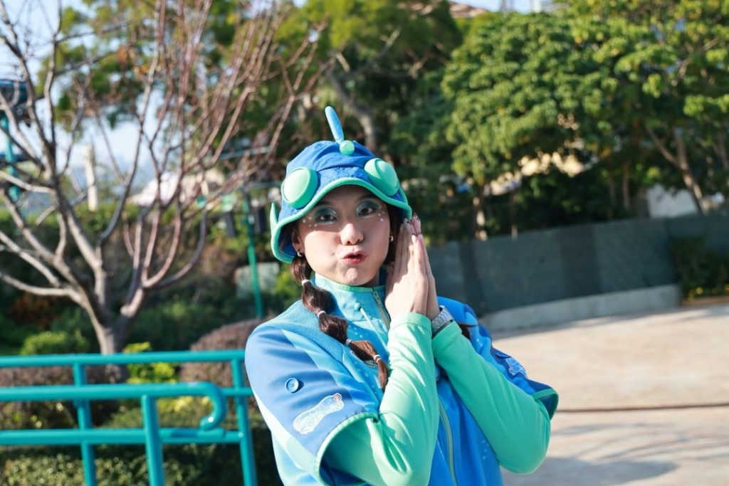 袁絲珩做出合十嘟嘴表情,顯得鬼馬可愛。