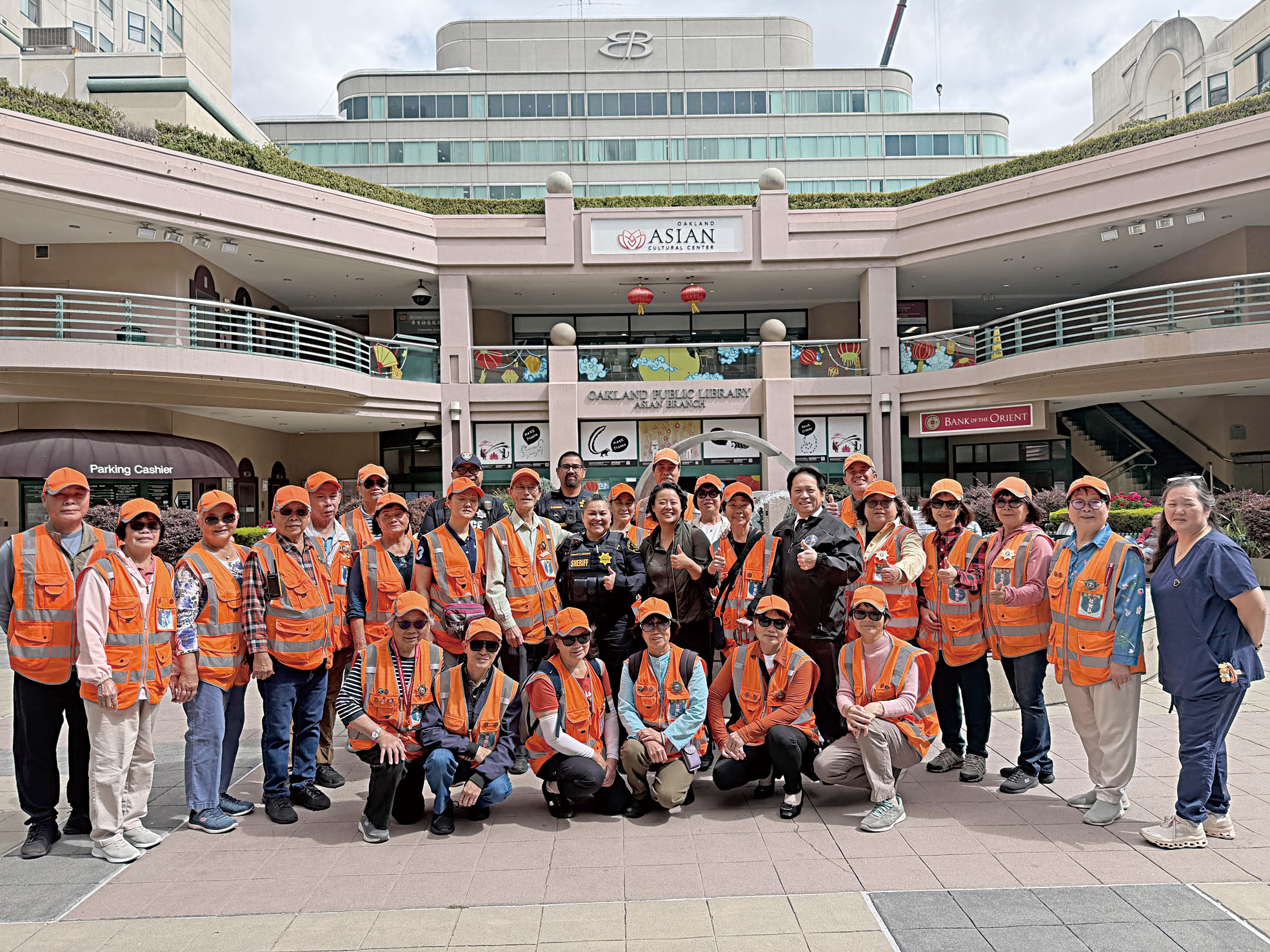 阿拉美達縣警局長勝利婭（二排右九）與屋崙市議員王夏琳（二排右八）等參與本月屋崙華埠「警民聯合安全巡邏」。記者蘇婕雅攝