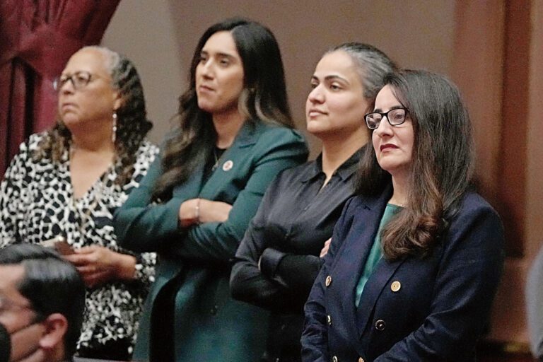 州參議院執行主席李蒙（右一）等多名議員在議會大廳聽取同僚發言。美聯社