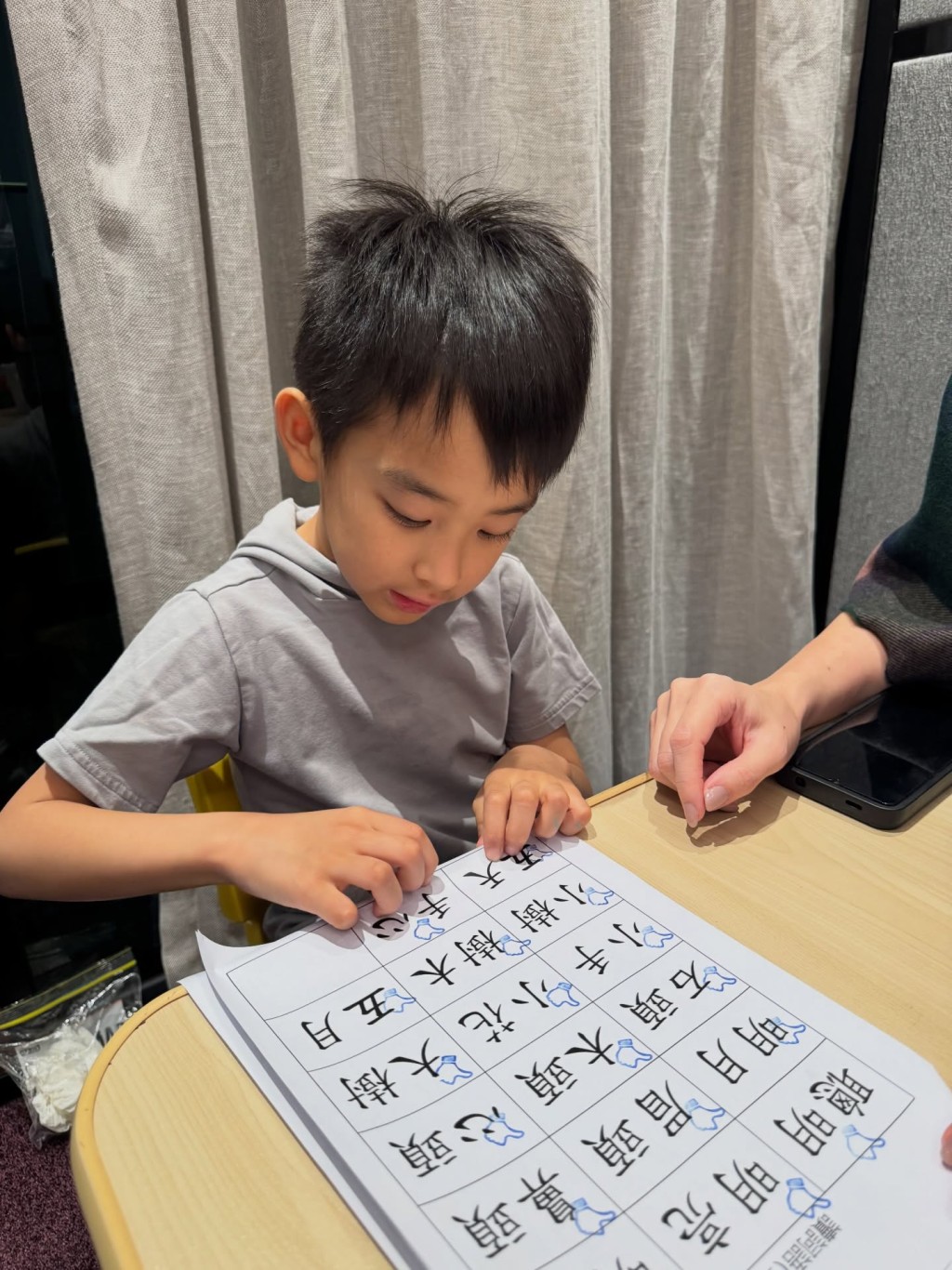 陳凱琳分享大兒子鄭承悅學習中文的過程，網民紛紛表示看著也覺得辛苦。