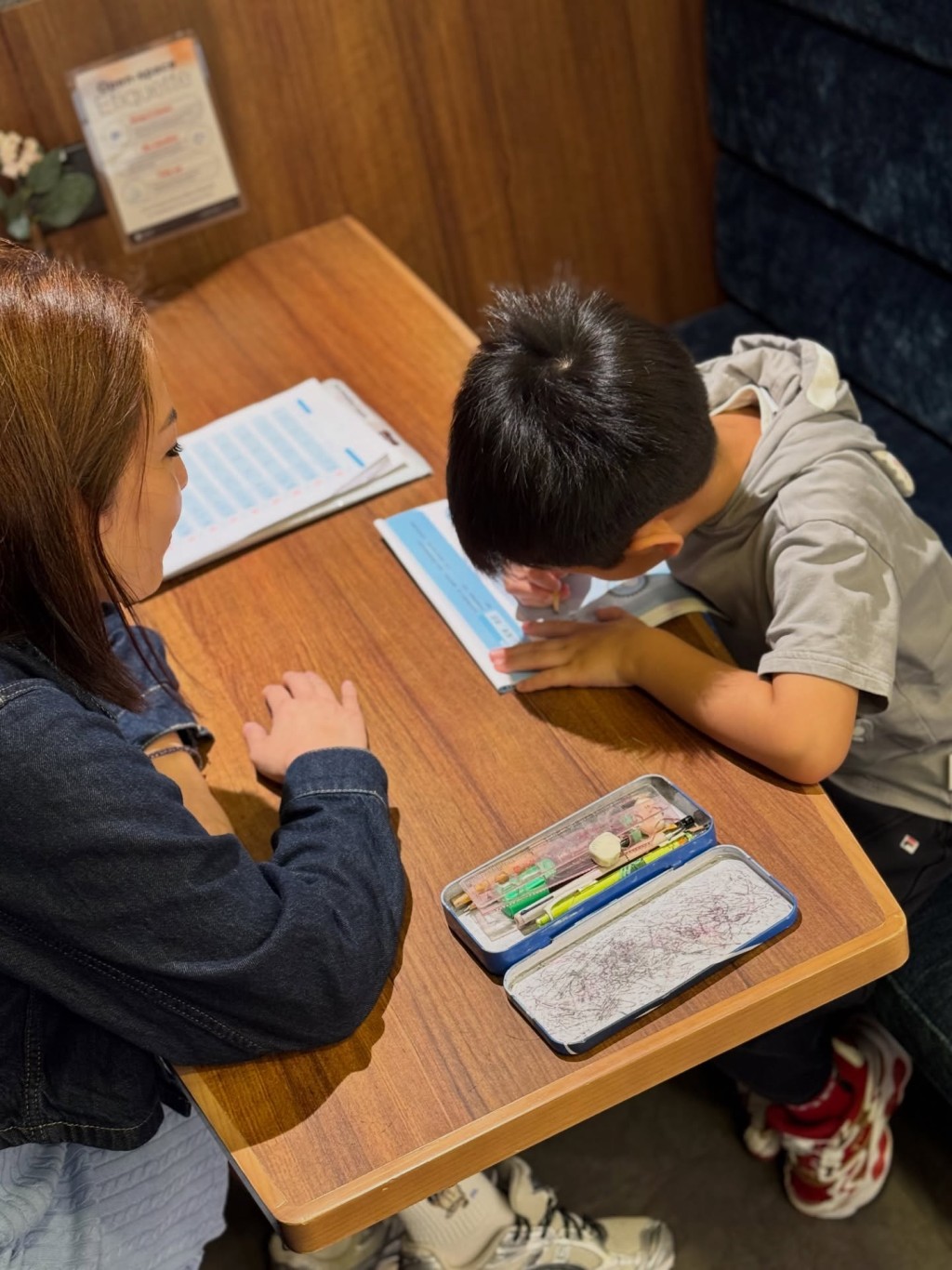 鄭嘉穎7歲的大兒子要上補習班，努力學習中文。