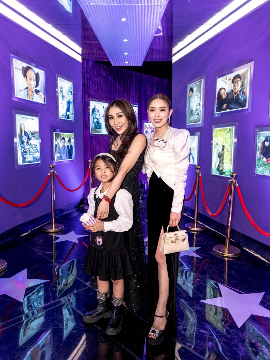 何超盈帶女兒參與慈善活動,女兒的樣貌引起網民討論。