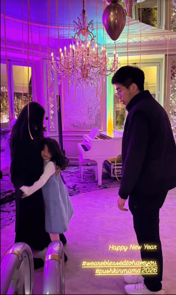 何超盈女兒向媽媽撒嬌。