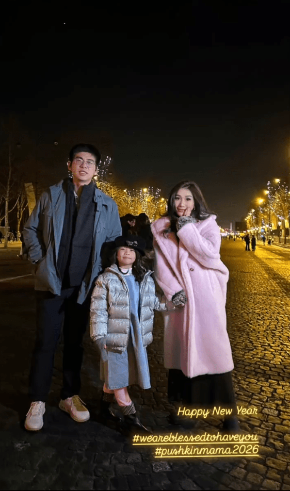 何超盈與丈夫辛奇隆帶女兒到法國旅行。