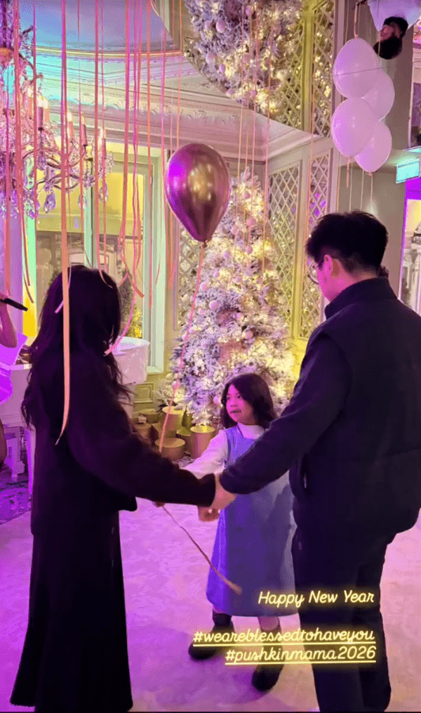 何超盈與丈夫及女兒手牽手轉圈,場面溫馨。