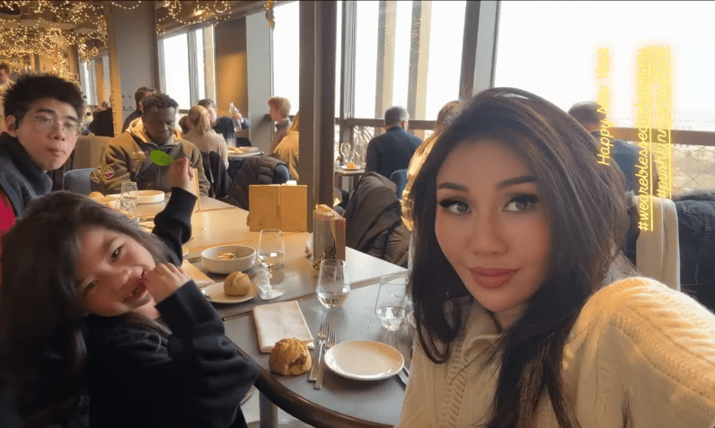 何超盈一家用餐。