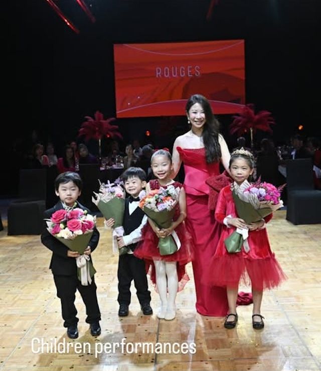 何超盈與幾位小朋友在晚宴上表演。
