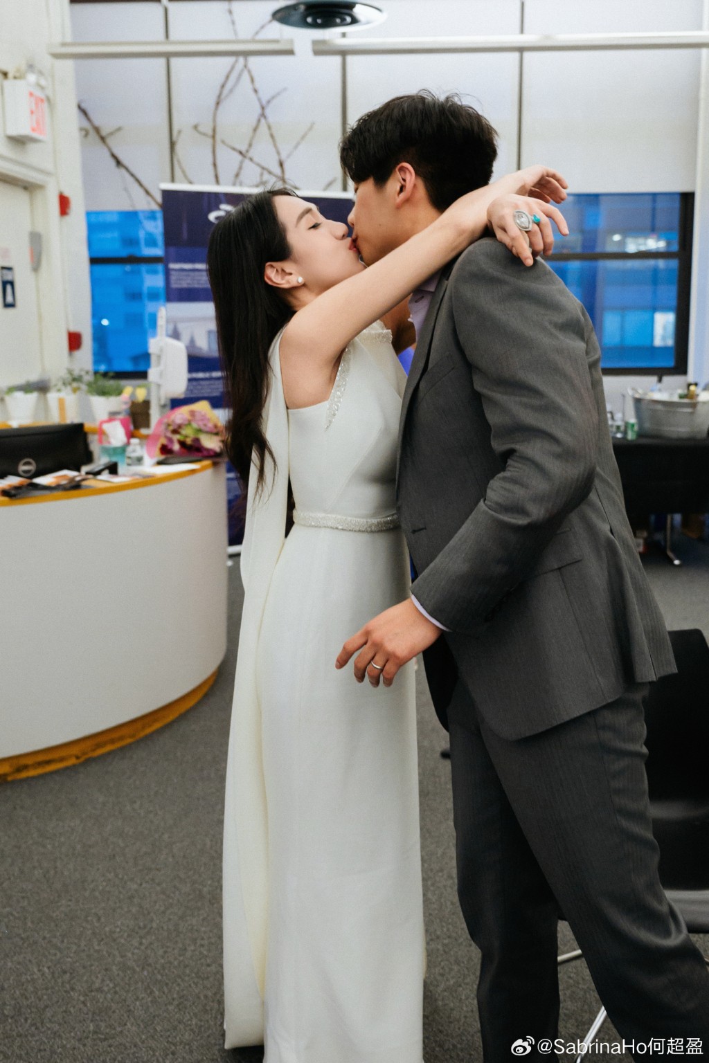 何超盈當時與丈夫慶祝結婚5周年。