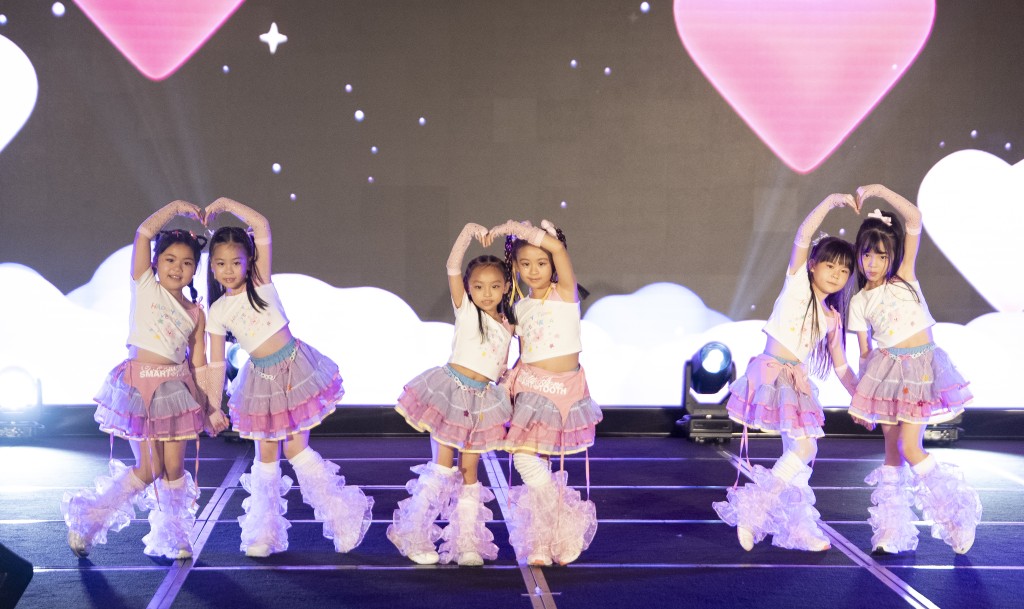 最年輕的「Shining Baby」組合奪得「舞台魅力大獎」。