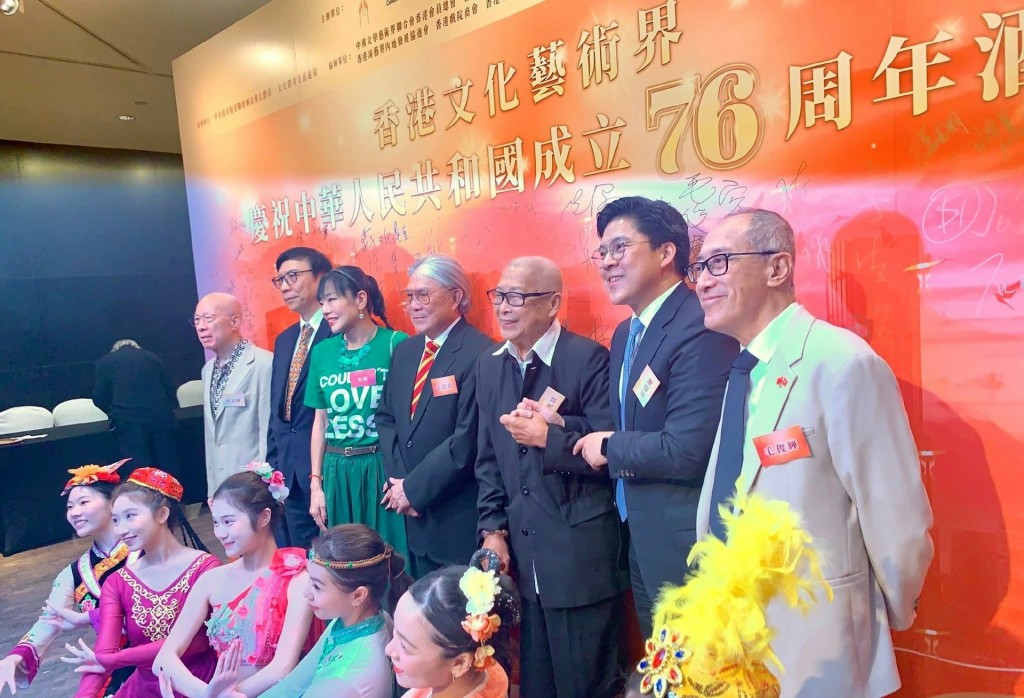 劉兆銘在大合照時需以拐杖支撐。