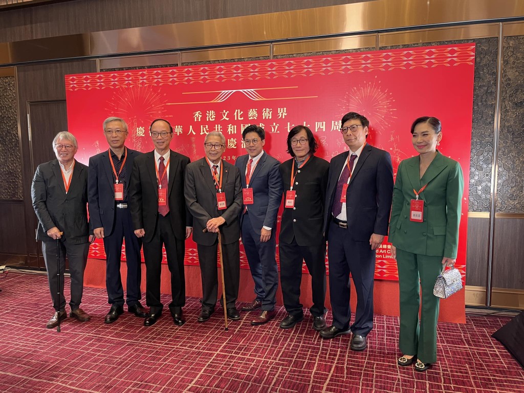 劉兆銘(左四)前年出席《香港文化藝術界國慶酒會》,與霍啟剛(右四)合照。