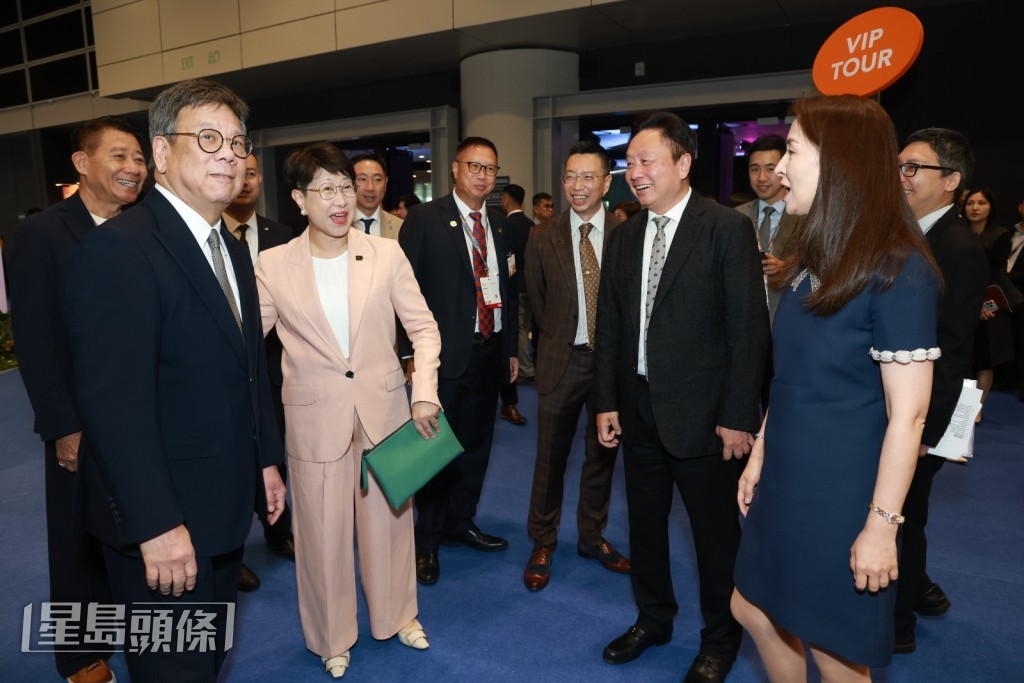鄧生鄧太（右一、二）與丘應樺局長（左一）、香港貿易發展局總裁張淑芬（左二）愉快交談。