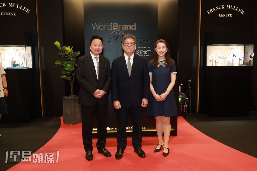 鄧鉅明博士（左）與太太鄧宣宏雁（右），同商務及經濟發展局局長丘應樺（中）合影。