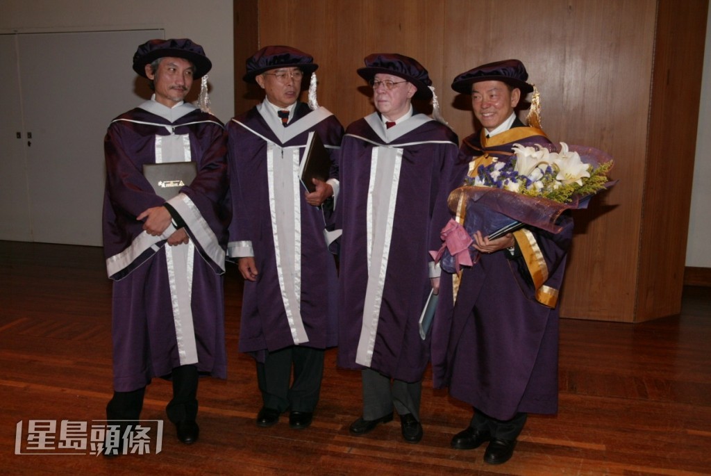 導演徐克(左一)與劉兆銘(左二)等人,一同獲香港演藝學院頒授榮譽院士。